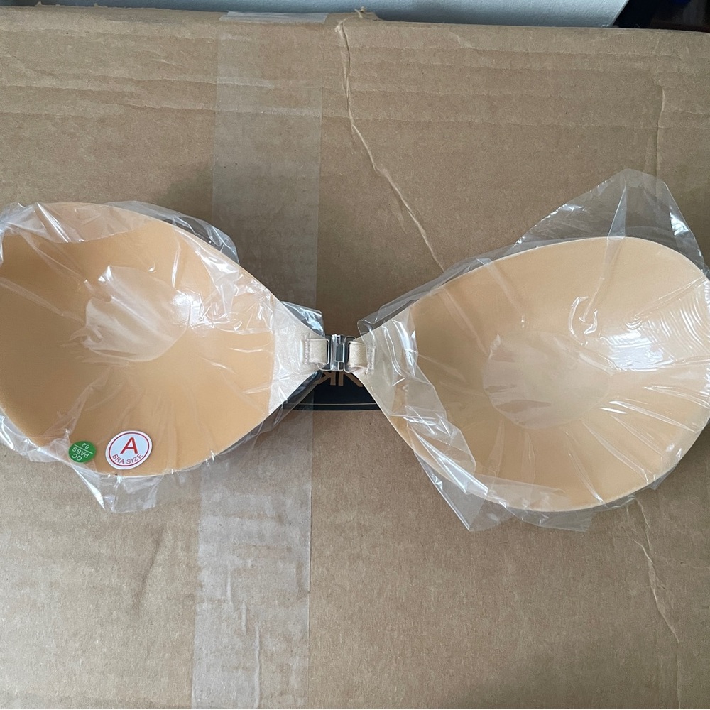 Adhesive bra - Picture 2 of 4